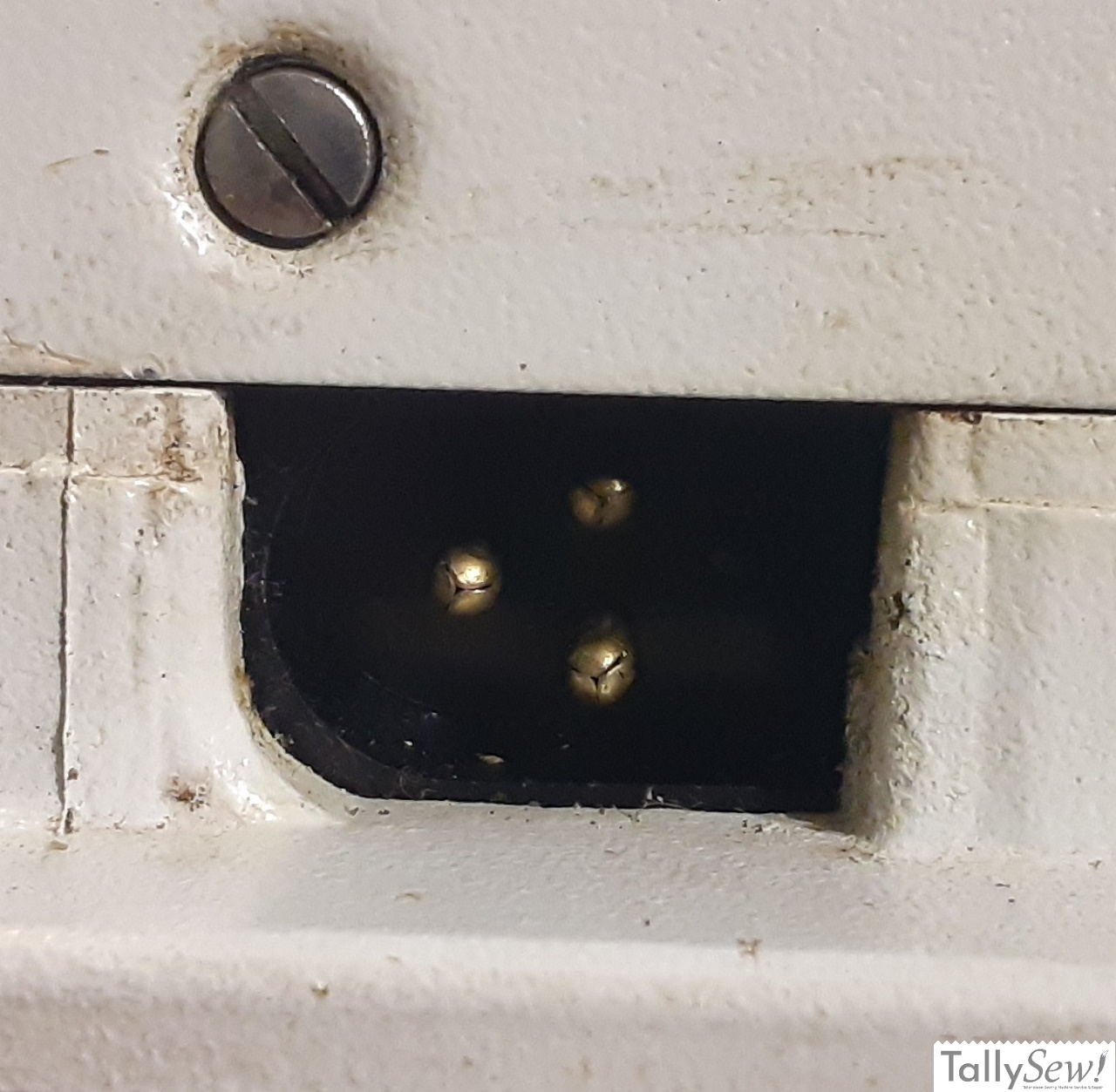 Singer 418 Stylist machine plug port