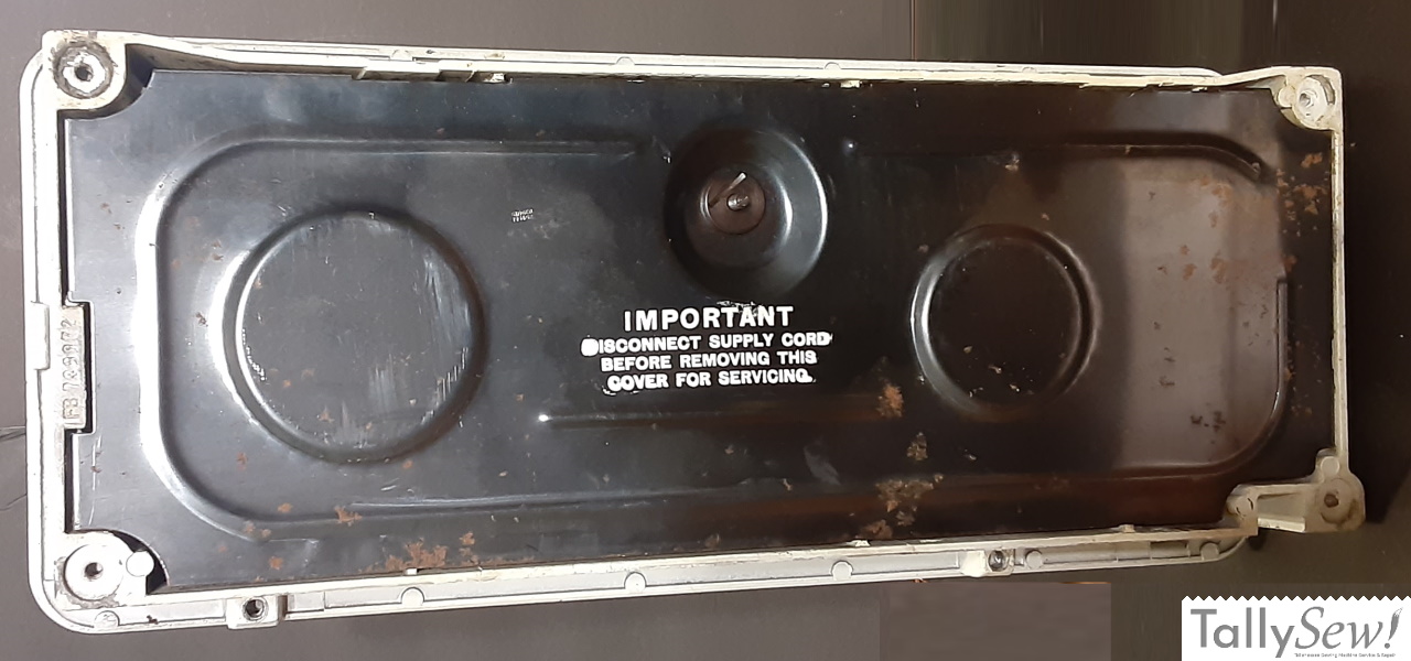 Singer 418 Stylist from below showing the bottom cover