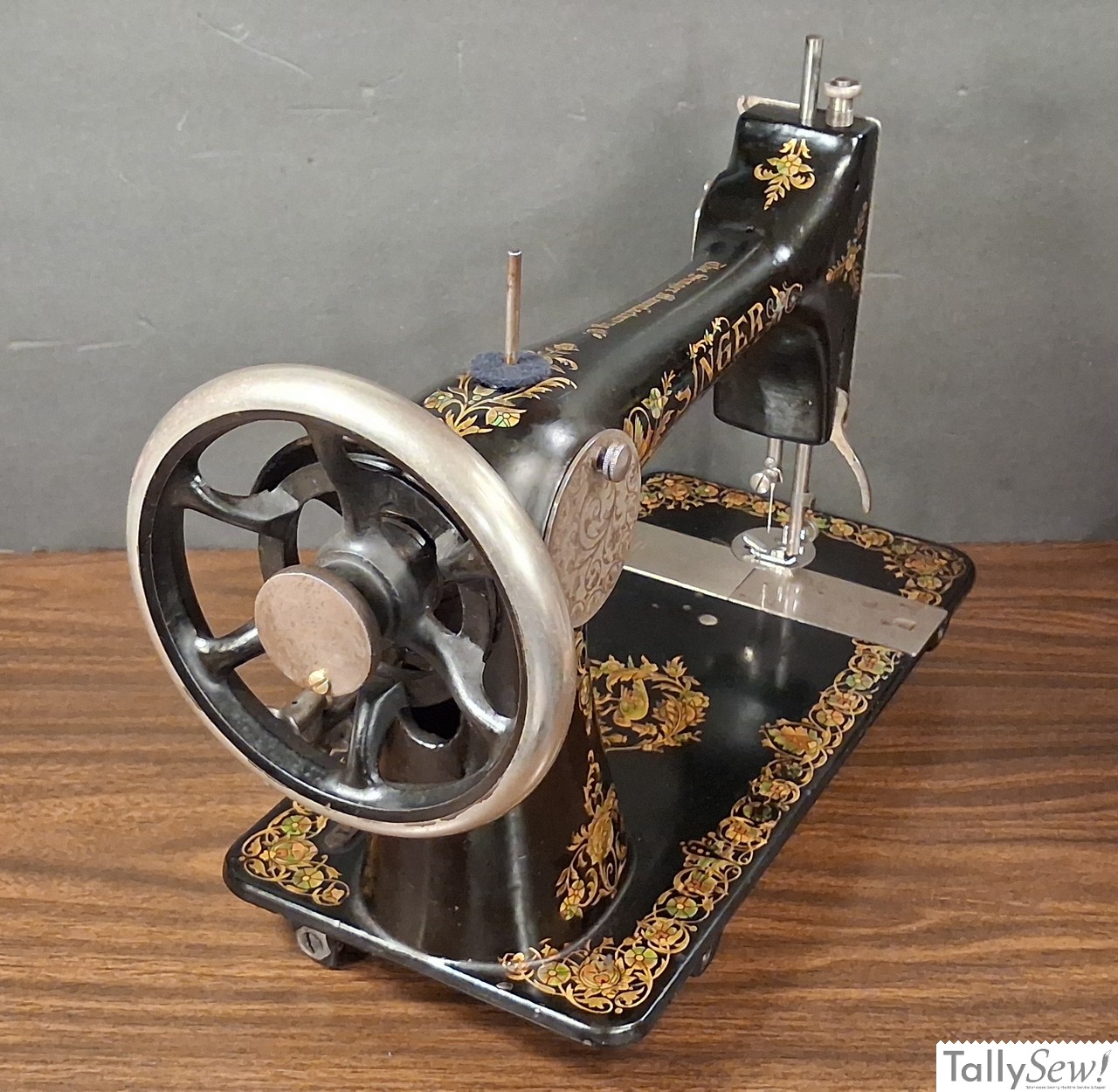 Right end view of a 1910 Singer model 27