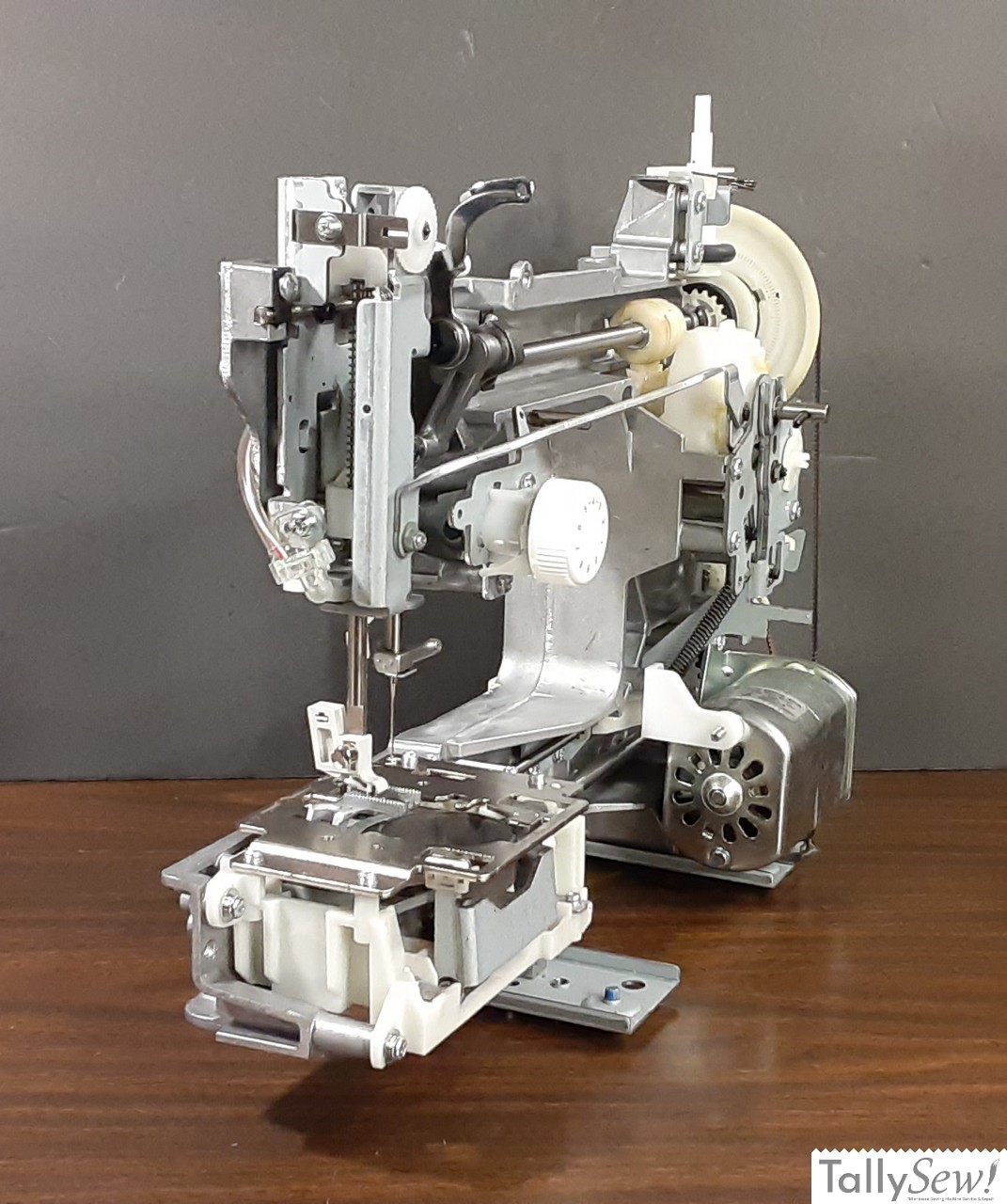 Brother JX2517 sewing machine with its outer plastic shell removed, Photo taken from the left end of the machine