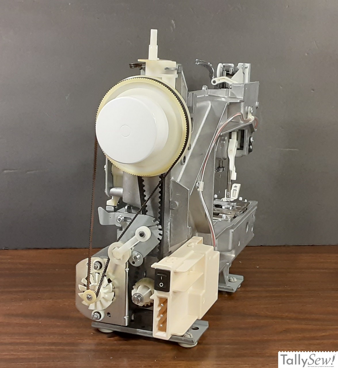 Brother JX2517 sewing machine with its outer plastic shell removed, Photo taken from the left end of the machine