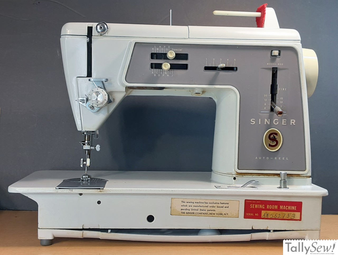 The Singer 600 Auto-Reel sewing machine, the last in this series to feature an all-metal drivetrain.