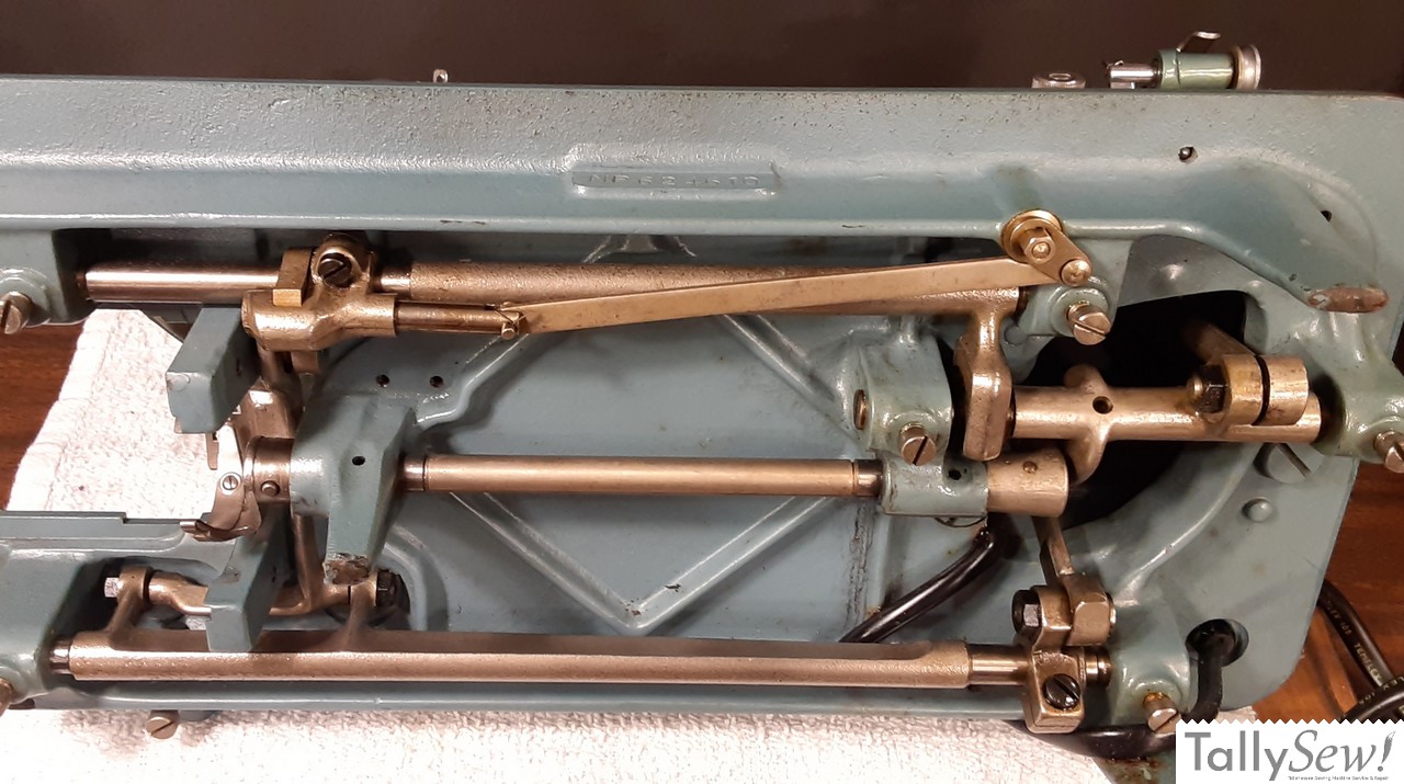 Morse 600. Underside of the machine. The rod in the middle is the hook driver shaft