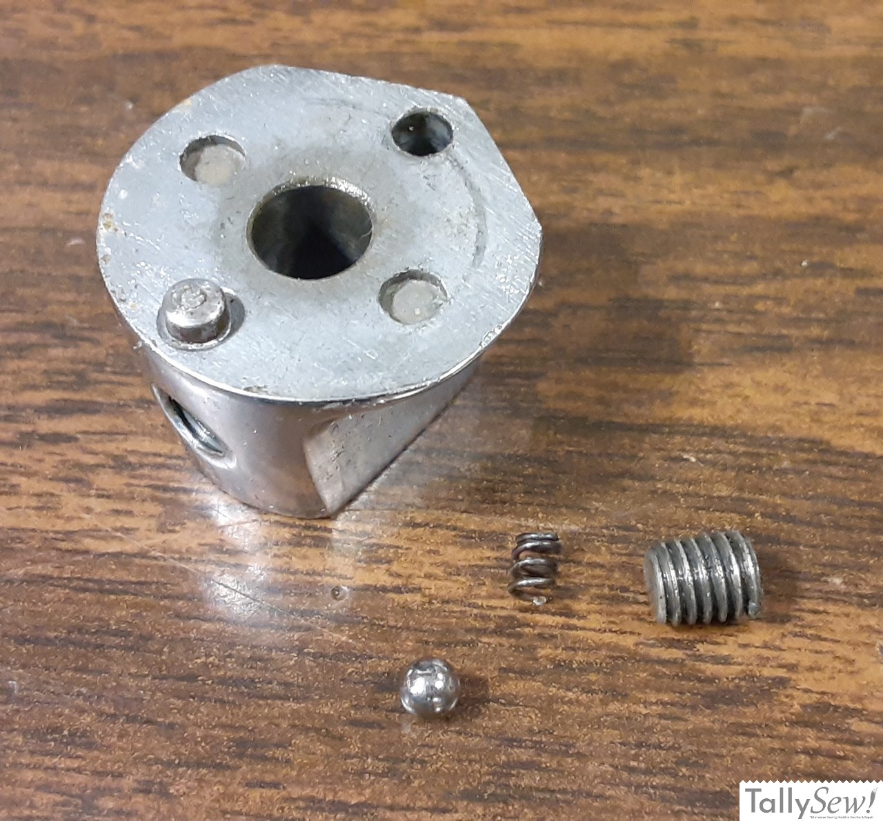 Morse 600. Underside of the dog lowing knob showing the ball detent, spring and set screw
